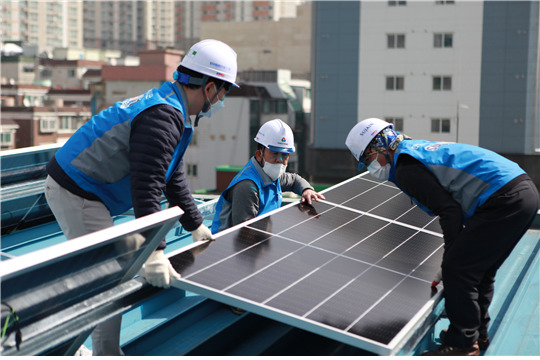 (주)한양 임직원과 협력사 직원들이 인천 만월종합사회복지관에 태양광 집열판을 설치하고 있다.(사진 =뉴시스 제공) 
