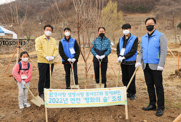 연천군 김광철 군수(왼쪽에서 2번째), 평화의 숲 김재현 대표(왼쪽에서 4번째), 동아에스티 김민영 사장(왼쪽에서 6번째)이 사진 촬영을 하고 있다.