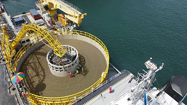 LS전선의 해저 케이블이 강원도 동해항에서 선적되고 있다. (사진=LS 제공)