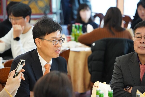 안철경 보험연구원장(왼쪽)이 31일 서울 여의도에서 열린 기자간담회에 참석해 대화를 나누고 있다. (사진=보험연구원 제공)