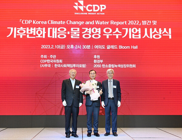 10일 여의도 글래드호텔에서 열린 ‘2022 CDP Korea Awards’에서 (왼쪽부터)양춘승 CDP 한국위원회 부위원장, IBK기업은행 문창환 경영전략그룹장, 장지인 CDP 한국위원회 위원장이 시상식을 마치고 기념촬영을 하고 있다. (사진=IBK 기업은행 제공)
