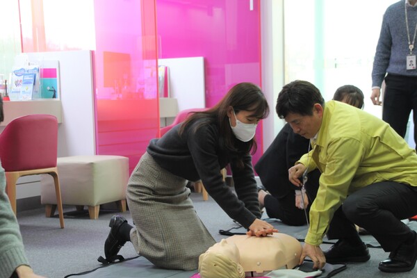  21일 서울 종로구 흥국생명 본사에서 진행된 안전사고 예방교육에 참여한 한 직원이 심폐소생술을 연습하고 있다. (사진=흥국생명 제공)