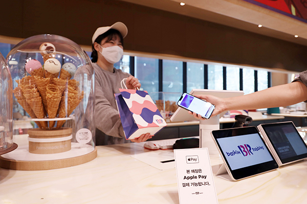 21일 서울 강남구 배스킨라빈스 SPC스퀘어점에서 고객이 애플페이를 이용해 결제하고 있다. (사진=SPC그룹 제공)