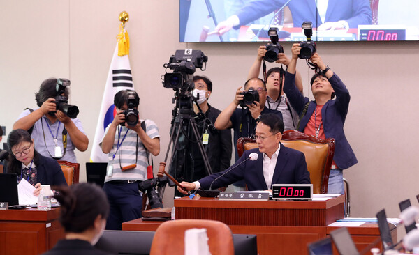 25일 김도읍 법사위원장이 서울 여의도 국회에서 열린 법제사법위원회 전체회의에서 전세사기특별법을 가결했다.의사봉을 두드리고 있다. (사진=뉴시스 제공)