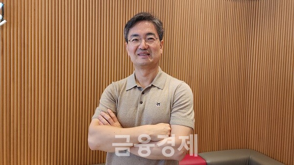 데이터랩스 김종현 대표는 '마이인포마켓' 서비스를 개발했다. 이 서비스는 기존 마이데이터 사업과 달리 개인정보를 본인 기기에 저장, 관리 및 판매할 수 있다.