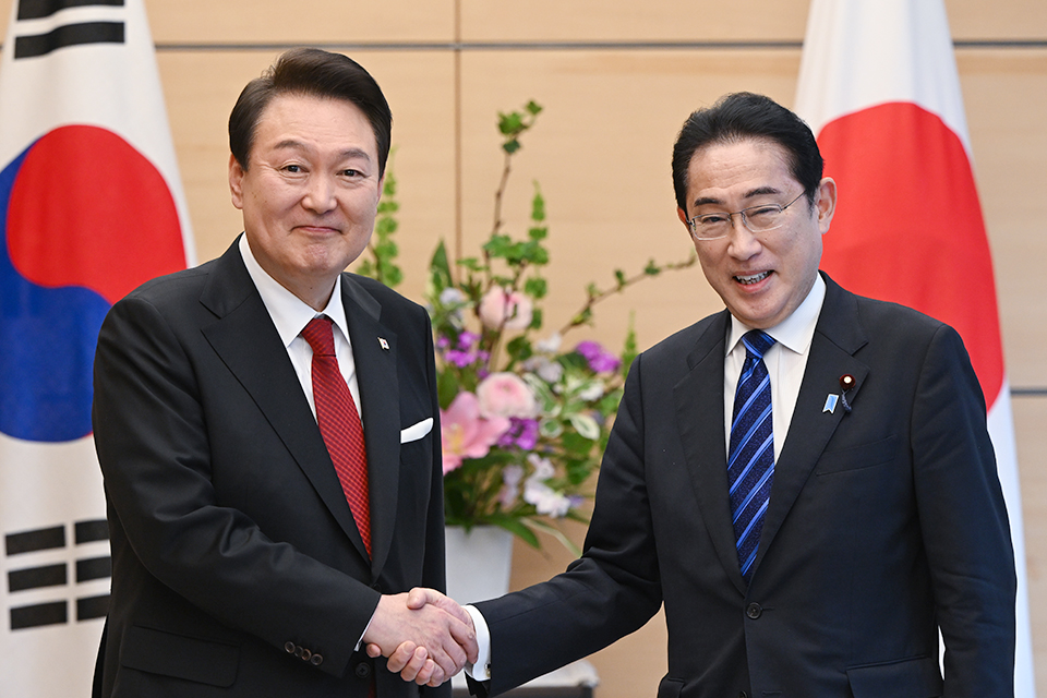 지난 3월 일본을 방문한 윤석열 대통령이 기시다 후미오 일본 총리와 도쿄 총리 관저에서 만나 악수를 나누고 있다. (사진=뉴시스 제공)