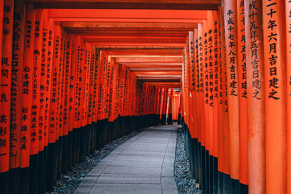 줄지어 선 1000개의 도리이로 유명한 일본 교토 후시미 이나리 신사의 센본도리이. (사진=픽사베이)