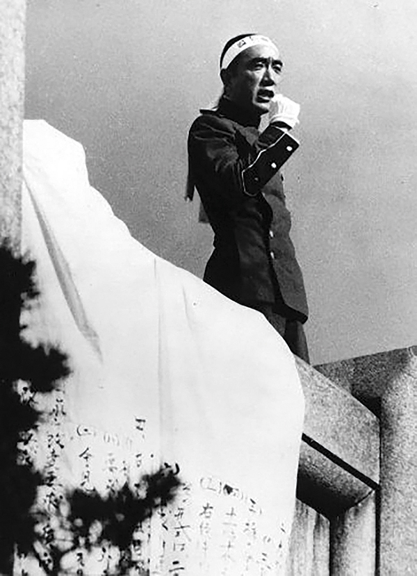 1970년 11월 25일 도쿄 이치가야에 있는 일본 육상자위대 영내에 잠입한 미시마 유키오가 발코니에서 연설을 하고 있는 모습. (사진=크리에이티브 커먼스)
