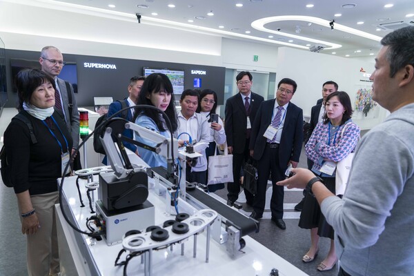 지난 10월 UNESCO-UNEVOC 국제센터 및 한국직업능력연구원에서 개최한 UNEVOC 네트워크 강화 워크샵 참석자들이 SKT 서울 보라매사옥에서 AI 기반의 다양한 프로그램을 체험하고 있다. (사진=SKT 제공)