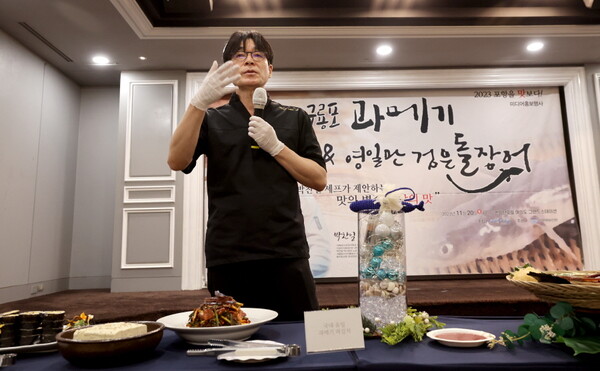20일 열린 미디어 홍보 행사에서 박찬일 셰프가 '과메기파김치'와 '장어 스튜'에 대해 설명하고 있다. (사진=금융경제신문)