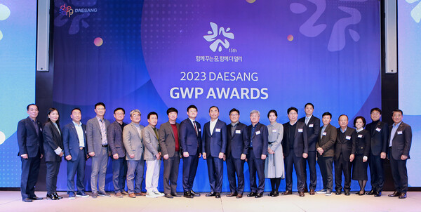 22일 앰배서더 서울 풀만 호텔에서 열린 대상 ‘2023 GWP(Great Work Partners) AWARDS’에서 임정배 대상 대표이사(왼쪽 열 번째)와 파트너사 임직원들이 기념사진을 촬영하고 있다. (사진=대상 제공)