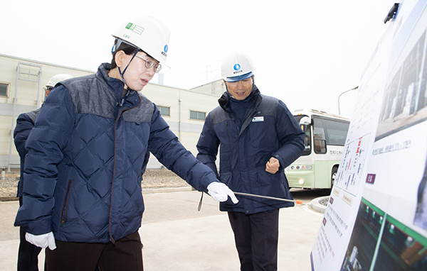 5일 평택 LNG 생산기지를 방문한 최연혜 한국가스공사 사장(오른쪽 두 번째)이 천연가스 수급 및 설비 안전 현황을 점검하고 있다. (사진=한국가스공사 제공)