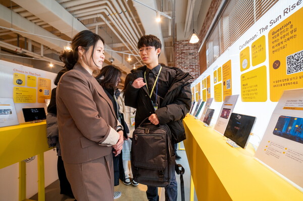 창문프로젝트 전시회를 관람하고 있는 한국영상대학교 김혜란 교수(왼쪽) (사진=넷마블 제공)