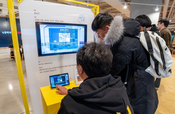방문객들이 게임아카데미 수료생들의 작품을 관람하고 있다. (사진=넷마블 제공)