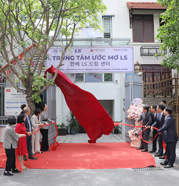 지난해 5월 4일 베트남 하노이에서 열린 ‘LS드림센터’ 개소식에서 주요 관계자들이 간판제막식을 진행하고 있다. (사진=LS그룹 제공)