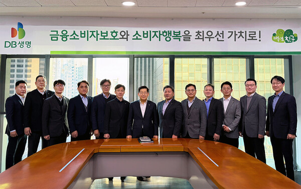 DB생명 김영만 대표이사(가운데)와 임원진들이 함께 기념 촬영을 하고 있다. (사진=DB생명 제공)