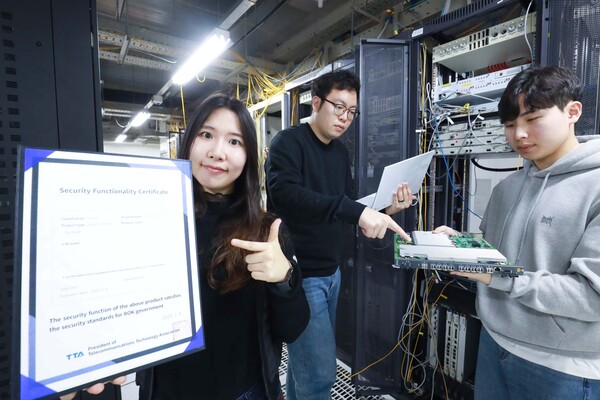 LG유플러스 직원이 한국정보통신기술협회 보안기능확인서를 소개하고 있다. (사진=LG유플러스 제공)