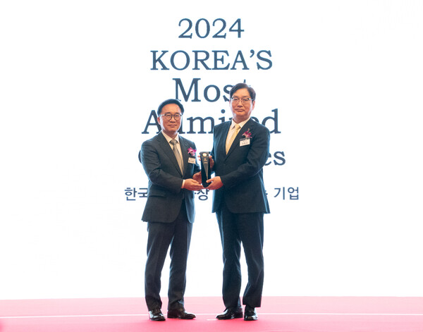 27일 서정규 S-OIL 국내영업본부장(오른쪽)이 ‘2024 한국에서 가장 존경받는 기업’ 시상식에서 한수희 한국능률협회컨설팅(KMAC) 대표와 기념 촬영을 하고 있다. (사진=S-OIL 제공)