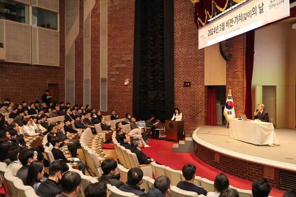 7일 비전가치의날 정기환 한국마사회 회장이 토크콘서트를 진행하고 있다. (사진=한국마사회 제공)