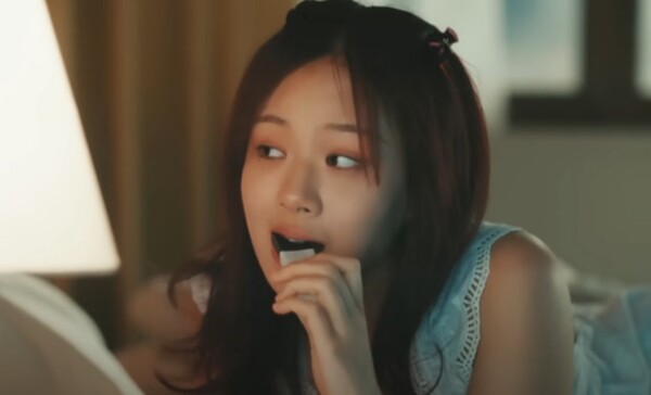 밤양갱 뮤직비디오 속 비비가 밤양갱을 한입 베어 물고 있다. (사진=유튜브 채널 ‘BIBI’ 제공)
