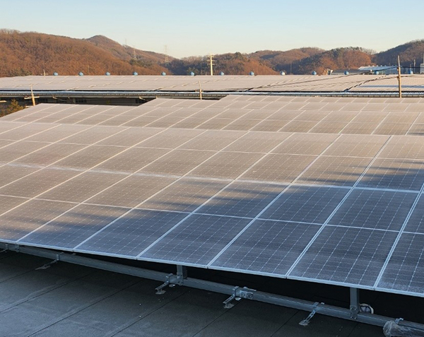 콜마비앤에이치 세종1공장에는 재생에너지 사용을 위한 태양광 발전 시스템이 설치돼 있다. (사진=콜마비앤에이치 제공)