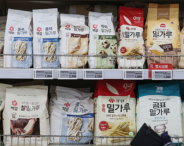 CJ제일제당이 정부의 물가안정 기조에 동참하기 위해 밀가루 가격을 평균 6.6% 인하했다. 사진은 서울 시내 대형마트에 진열된 밀가루 제품들. (사진=뉴시스 제공)