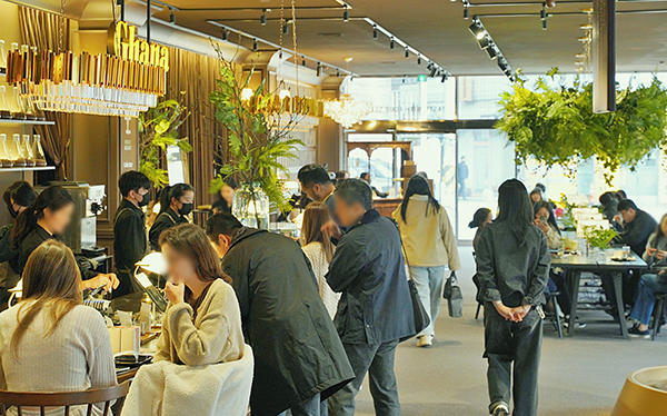 롯데웰푸드가 지난 9일 서울 성수동에 오픈한 ‘가나 초콜릿 하우스 시즌3’ 매장이 방문한 고객들로 붐비고 있다. (사진=롯데웰푸드 제공)